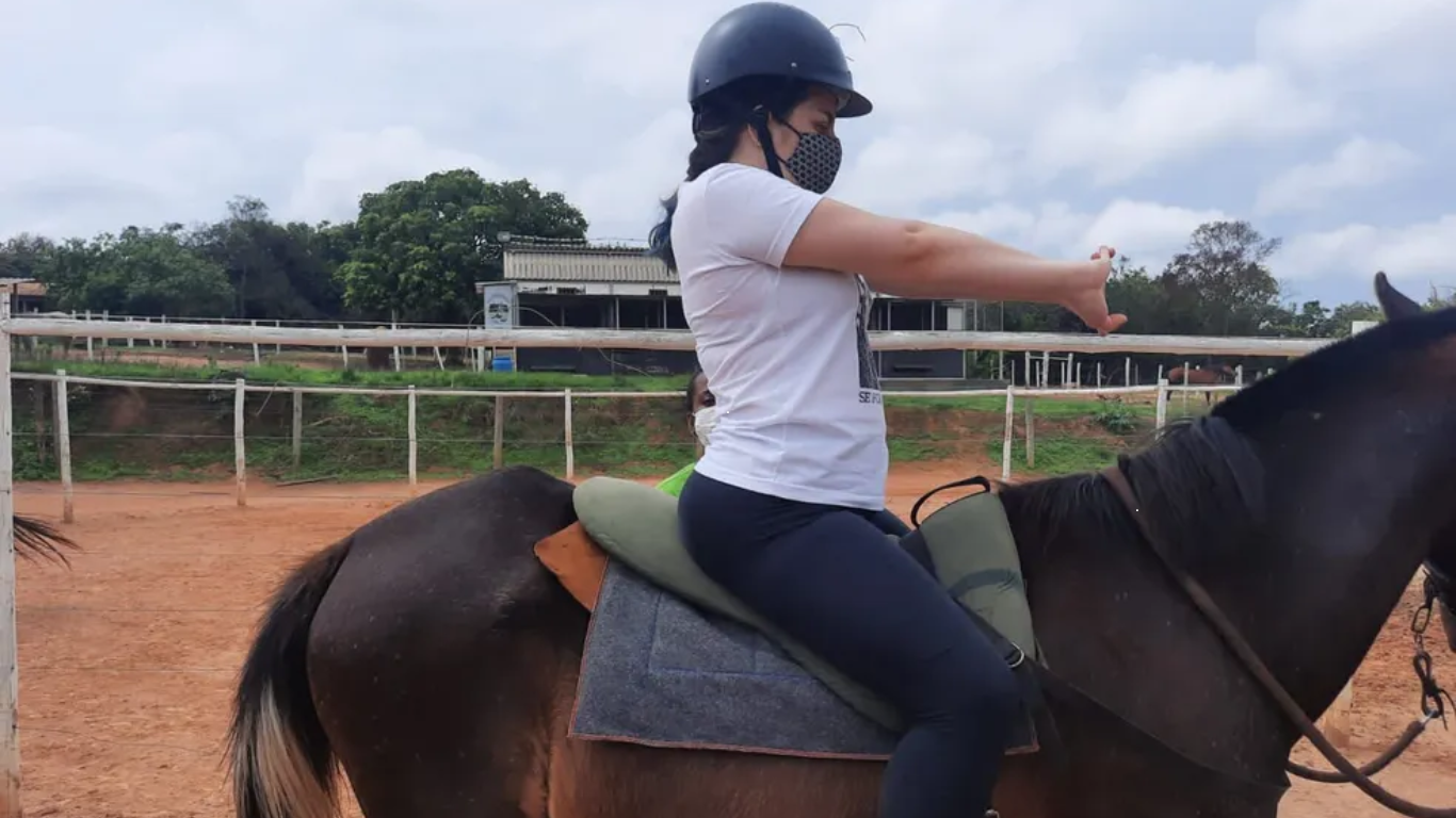 Leia mais sobre o artigo Equoterapia: Como a Terapia como Cavalos Revoluciona.